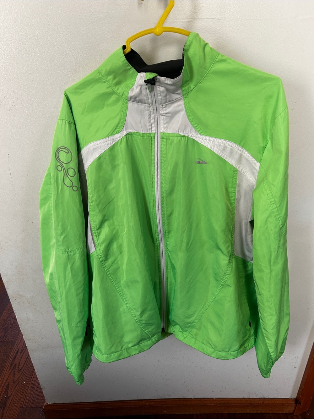 Brooks Women’s XL Neon Green Shield Running Jacket Windbreaker Reflective